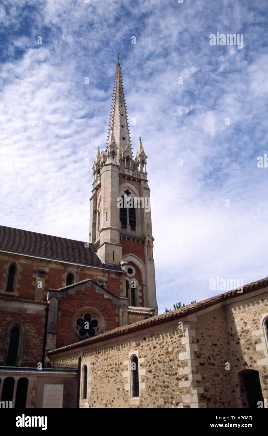 vertical color photo of a detail of Basilique Notre Dame (Our Lady — free download