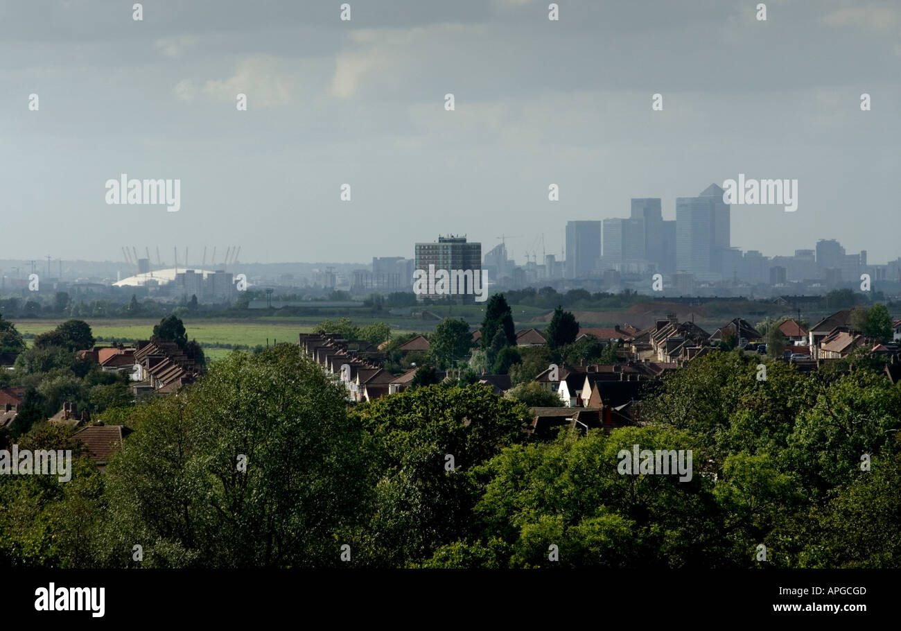 LONDON ENGLAND THE SKYLINE VIEW 15 MILES IN THE DISTANCE SHOWING THE  SUBURBS OF ROMFORD IN ESSEX IN FOREGROUND Stock Photo - Alamy
