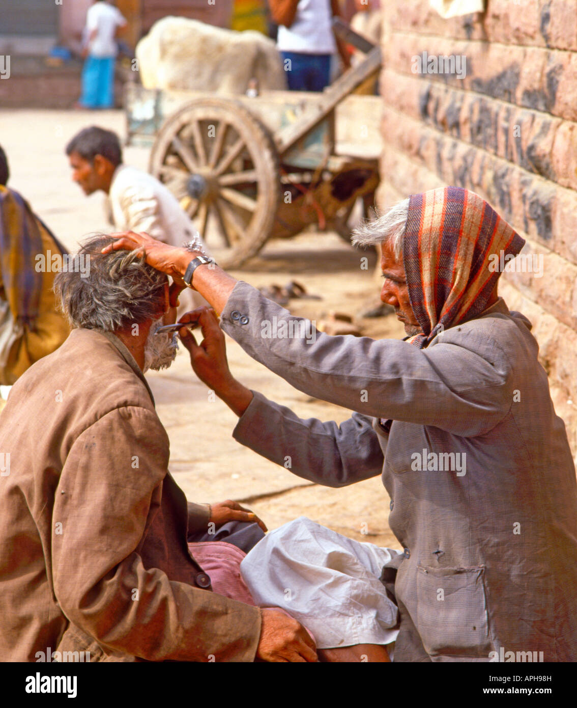 Indian street barber shaving a customer Stock Photo Alamy