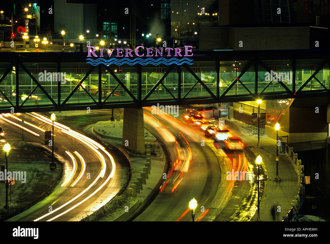 EVENING TRAFFIC FLOWS BELOW SKYWAY LEADING TO RIVER CENTRE IN DOWNTOWN ST. PAUL, MINNESOTA.  U.S.A. Stock Photo