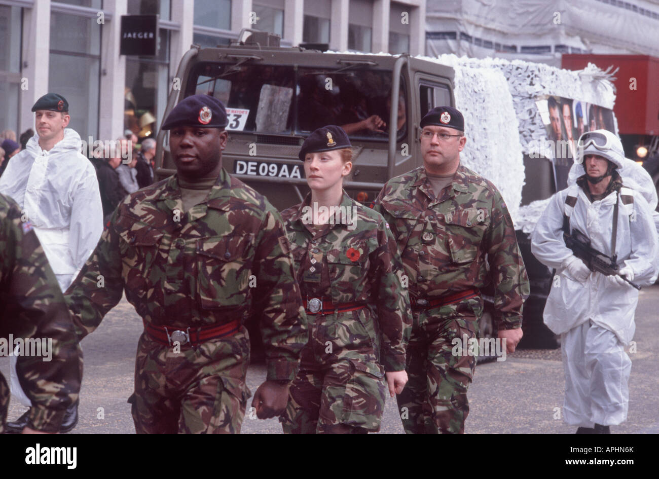 Male and female soldiers of 131 Independent Commando Squadron in green and white camoflage, Lord Mayor's Show, City of London Stock Photo