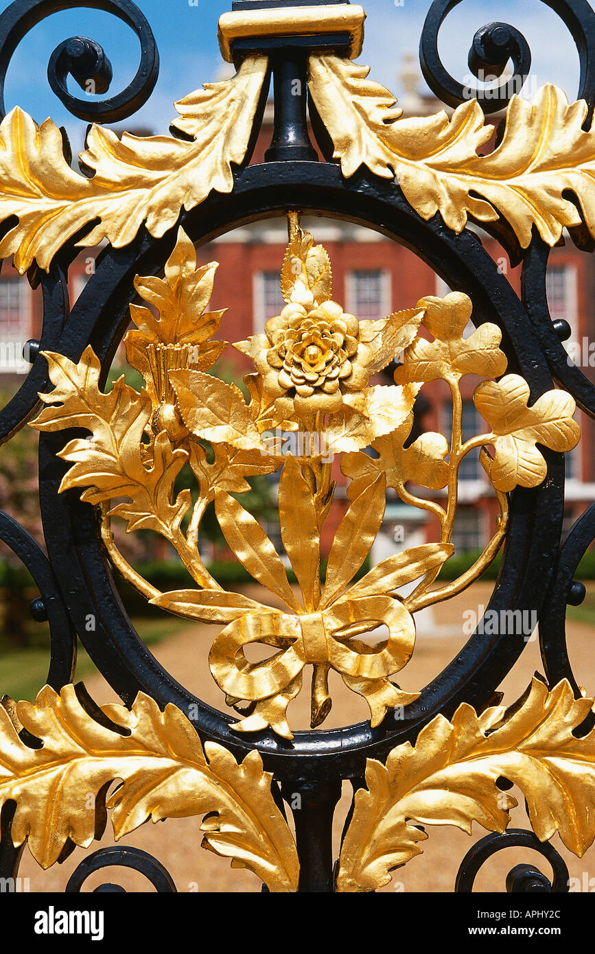detail-of-a-golden-leaf-and-flower-design-on-the-wrought-iron-gates-APHY2C.jpg