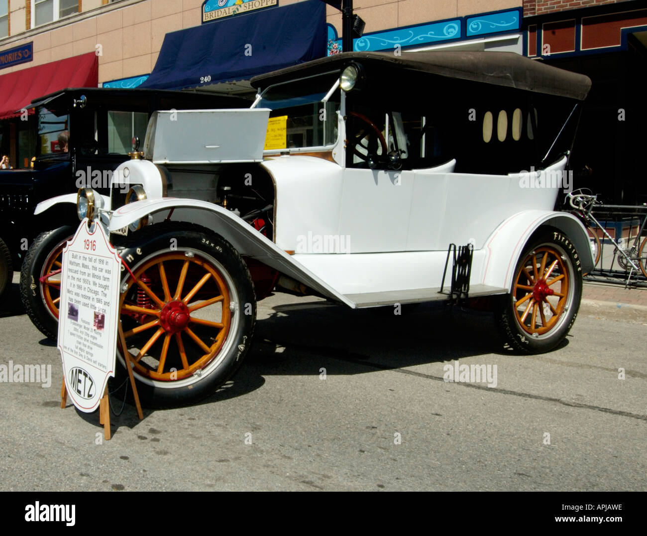 1916 Metz Mod 25 Touring Car with 1924 Ford Model T to the left Stock Photo