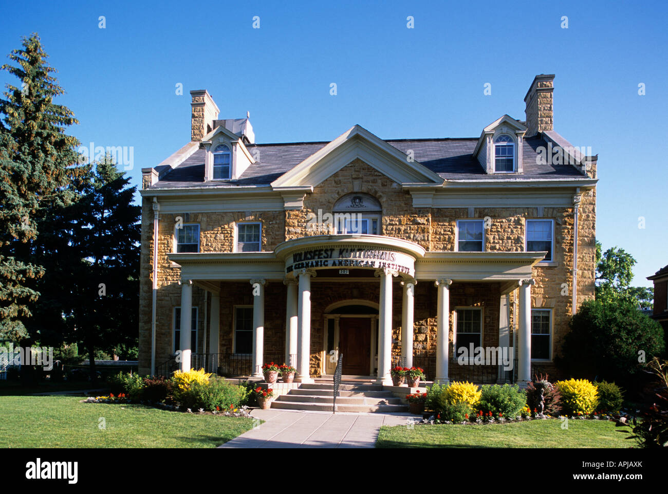 VICTORIAN HOMES IN CATHEDRAL HILL NEIGHBORHOOD IN ST. PAUL, MINNESOTA.  SPRING DAY Stock Photo - Alamy