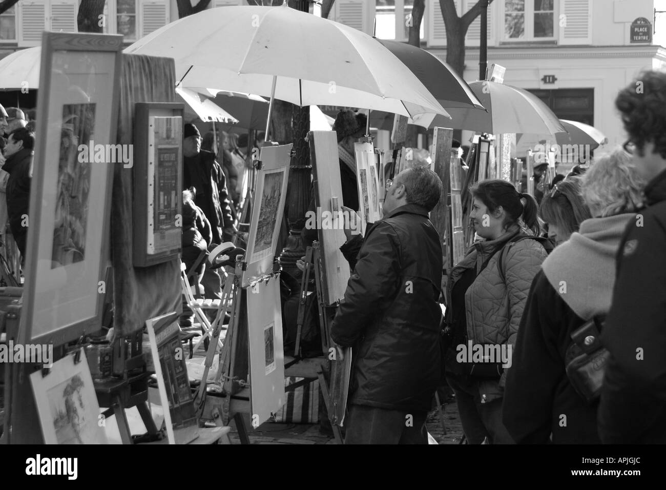 artists square Montmarte Place du Tertre Paris Stock Photo - Alamy