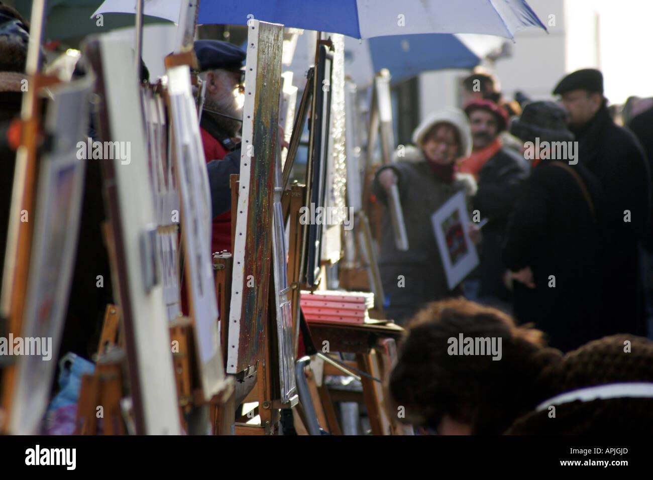 artists square Montmarte Place du Tertre Paris Stock Photo - Alamy