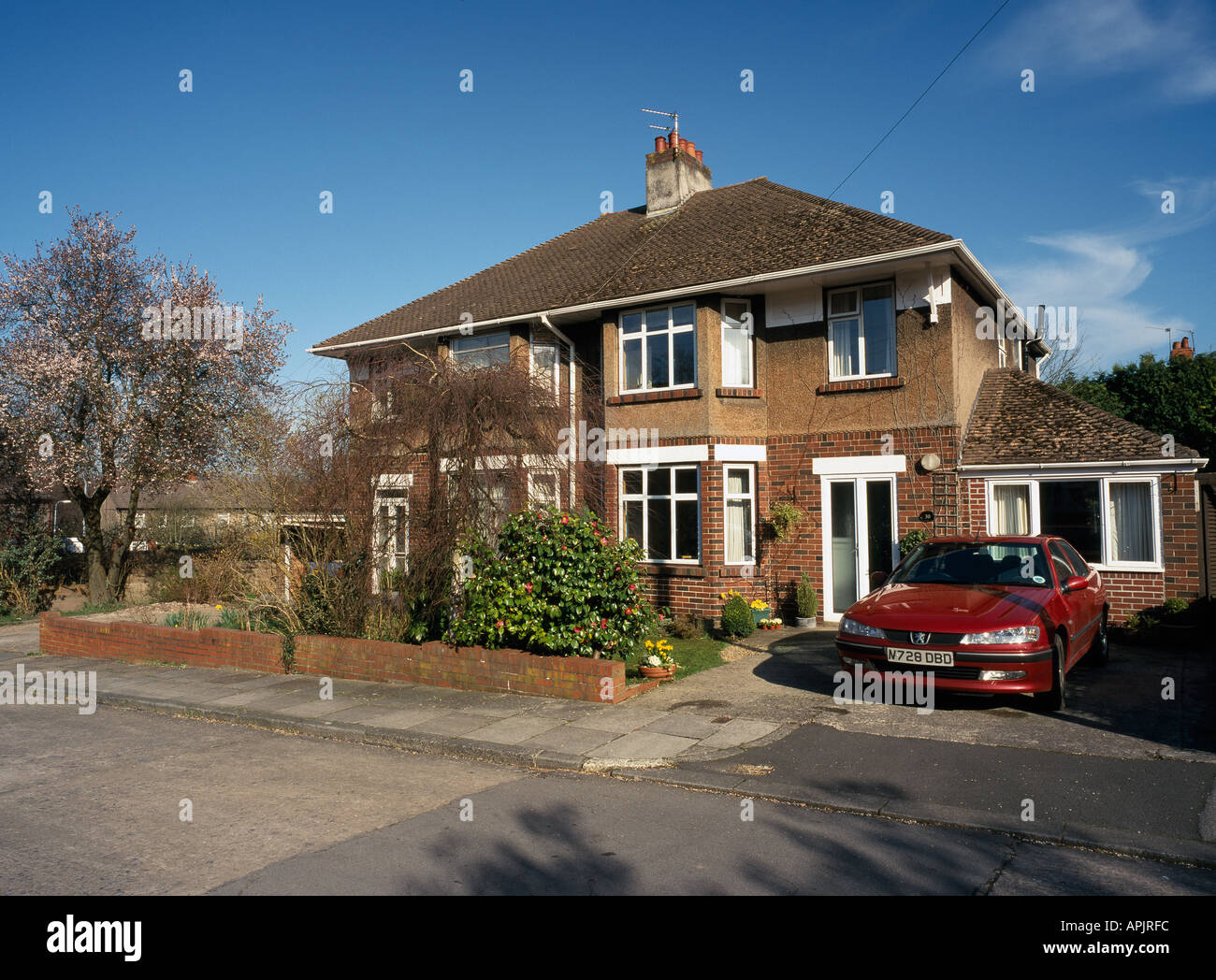 SUBURBAN SEMI DETACHED HOUSE WITH CAR IN DRIVE UK Stock Photo