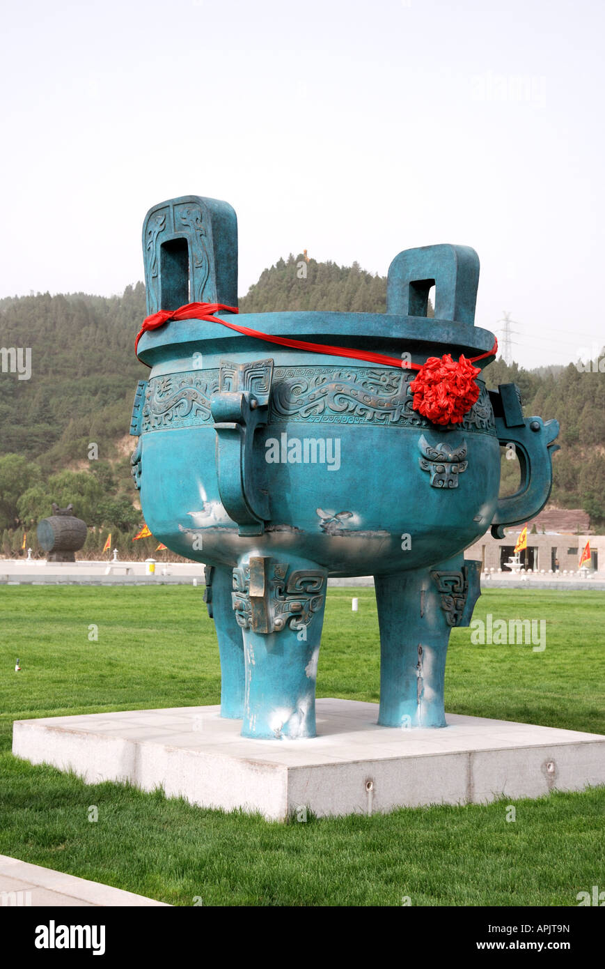 Bronze cauldron hi-res stock photography and images - Alamy