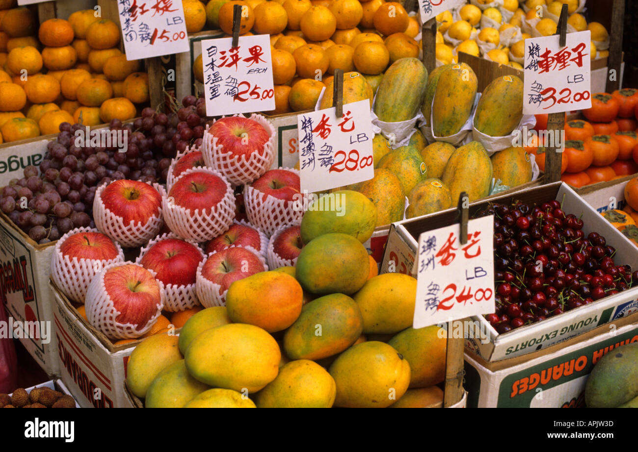 China Chinese Hong Kong greengrocer fruit market Stock Photo - Alamy