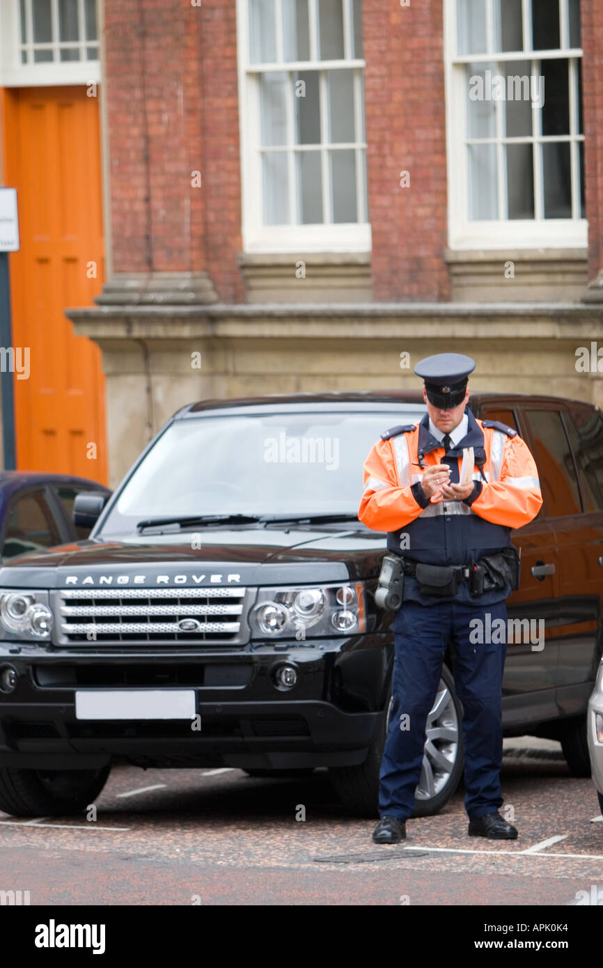 Traffic warden issuing parking ticket Stock Photo