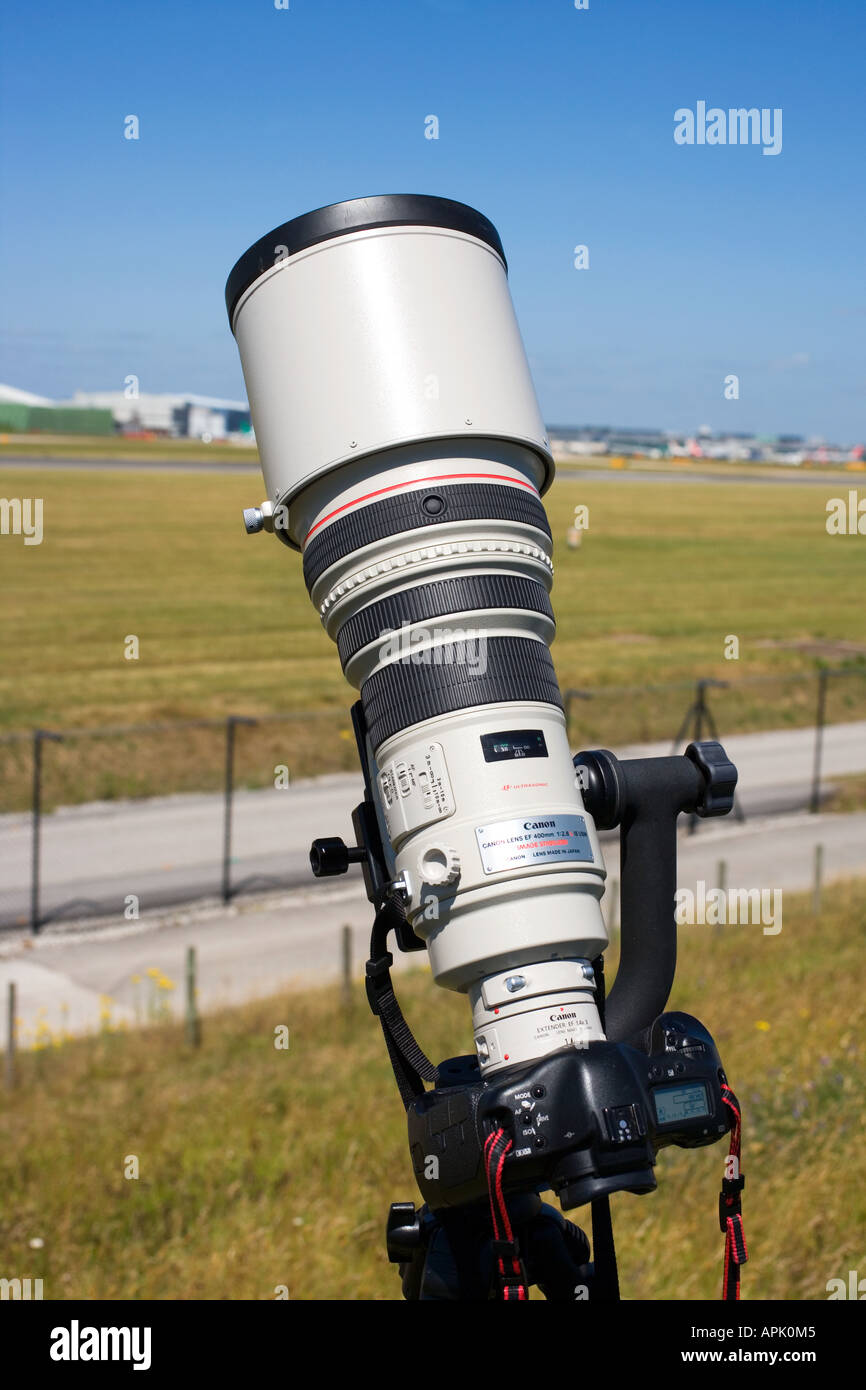 Canon EF 400mm f2.8 IS USM super telephoto lens powerful large quality  image superior white Canon EOS 1Ds Mark 2 camera glass Stock Photo - Alamy