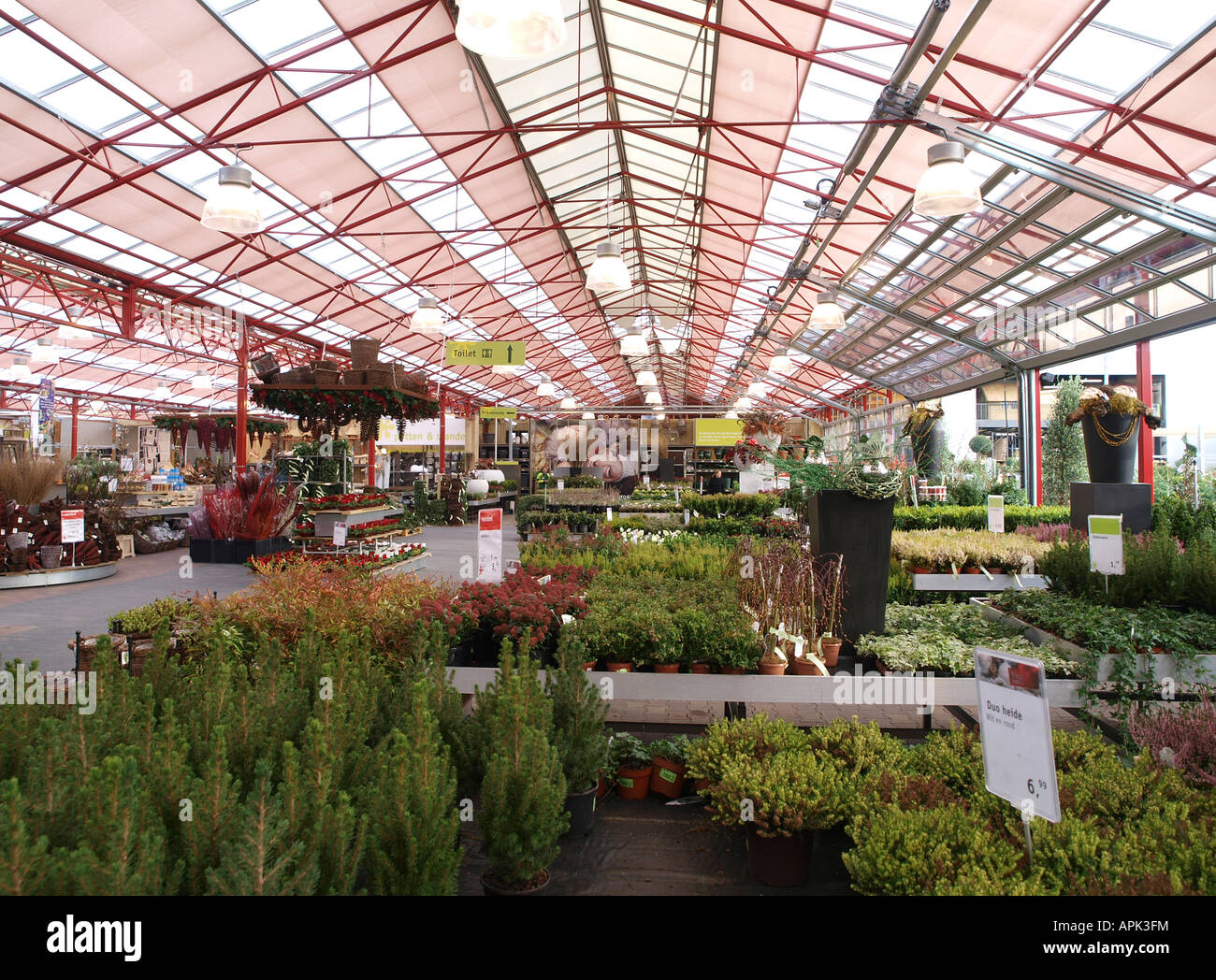 Pots for big gardens hires stock photography and images Alamy