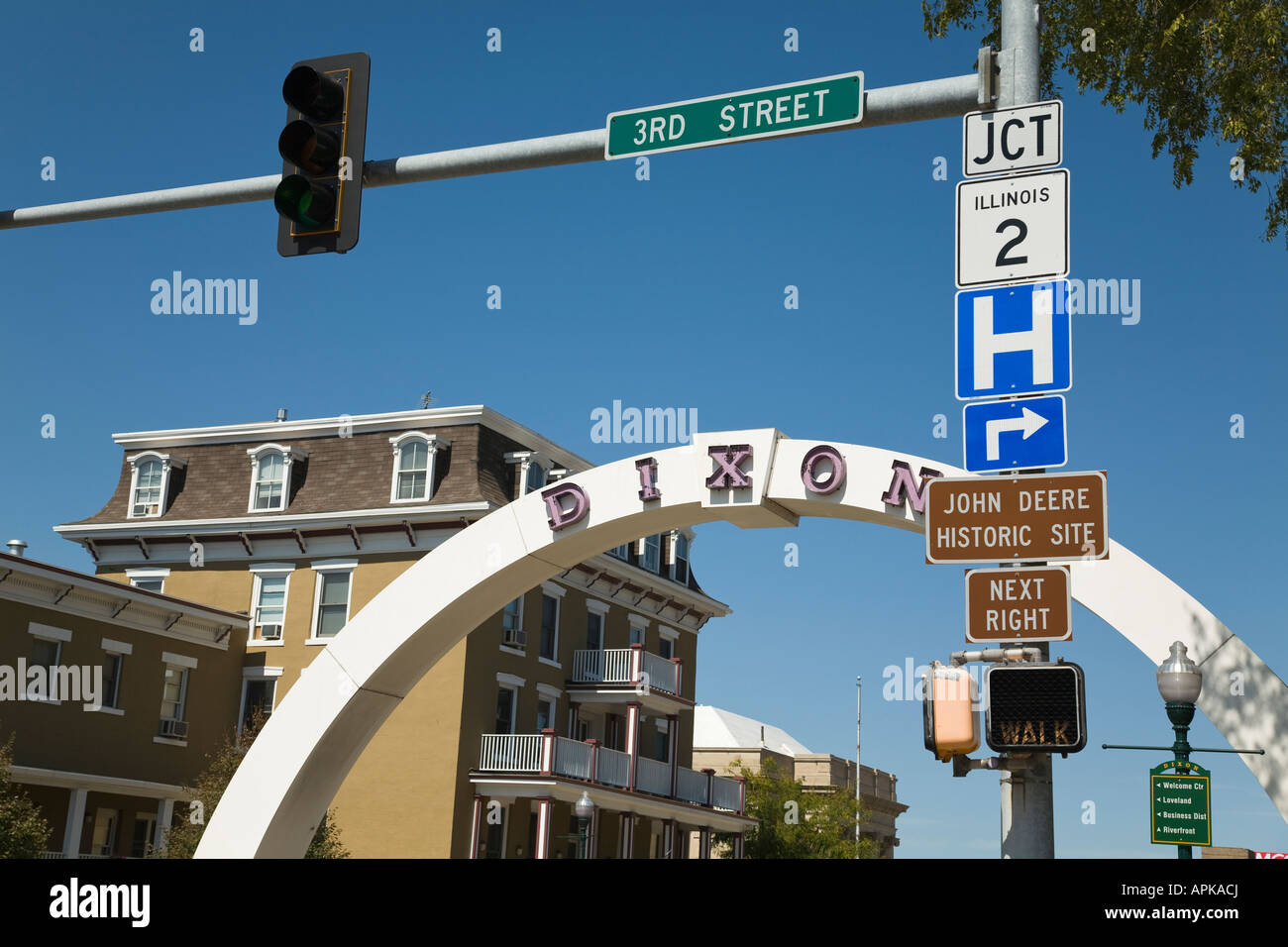 ILLINOIS Dixon Memorial arch to commemorate veteran soldiers highway signs and direction arrows traffic signal Galena Avenue Stock Photo