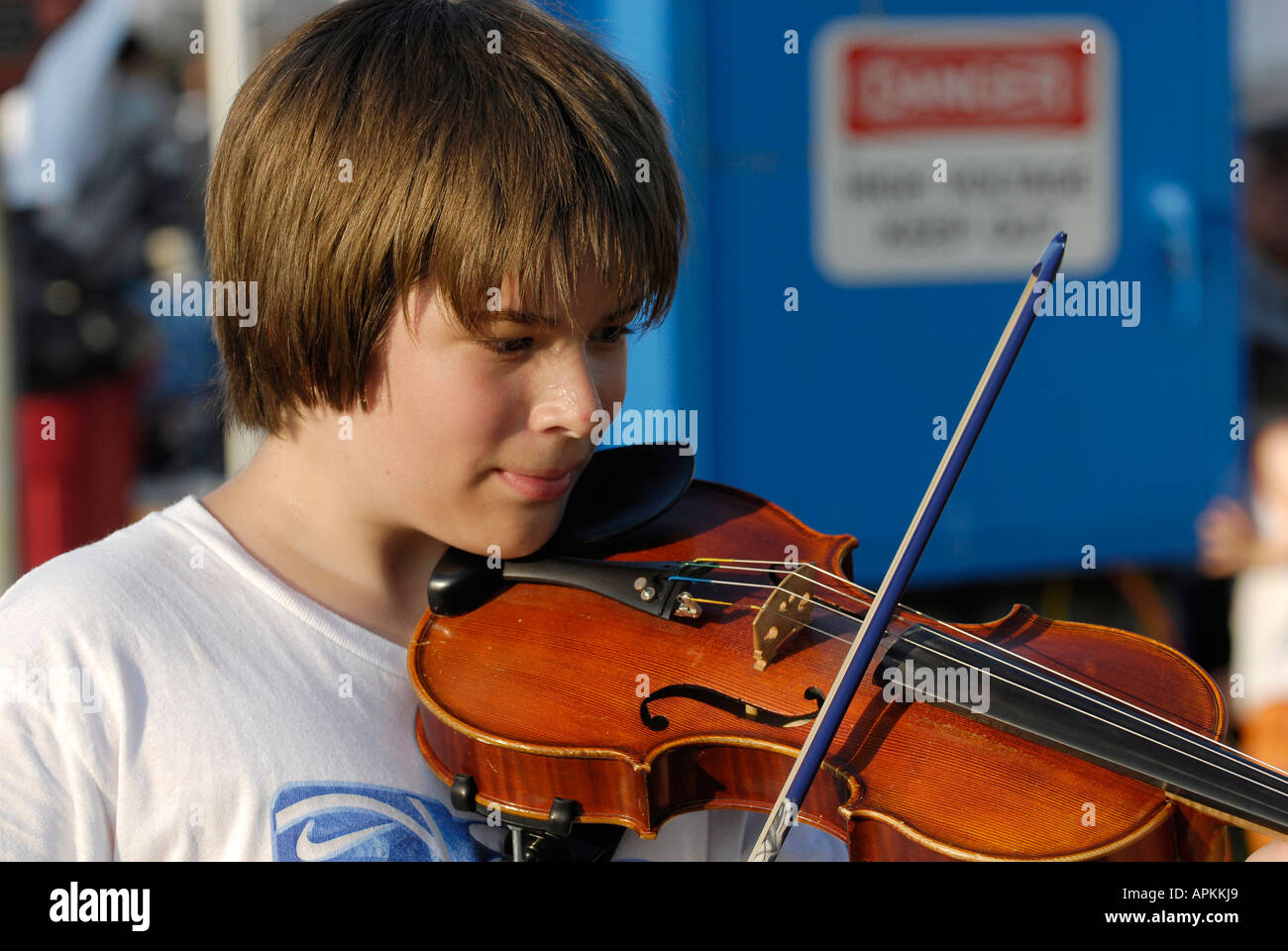 Sidewalk musician violin plays music at events to make a living Stock Photo  - Alamy