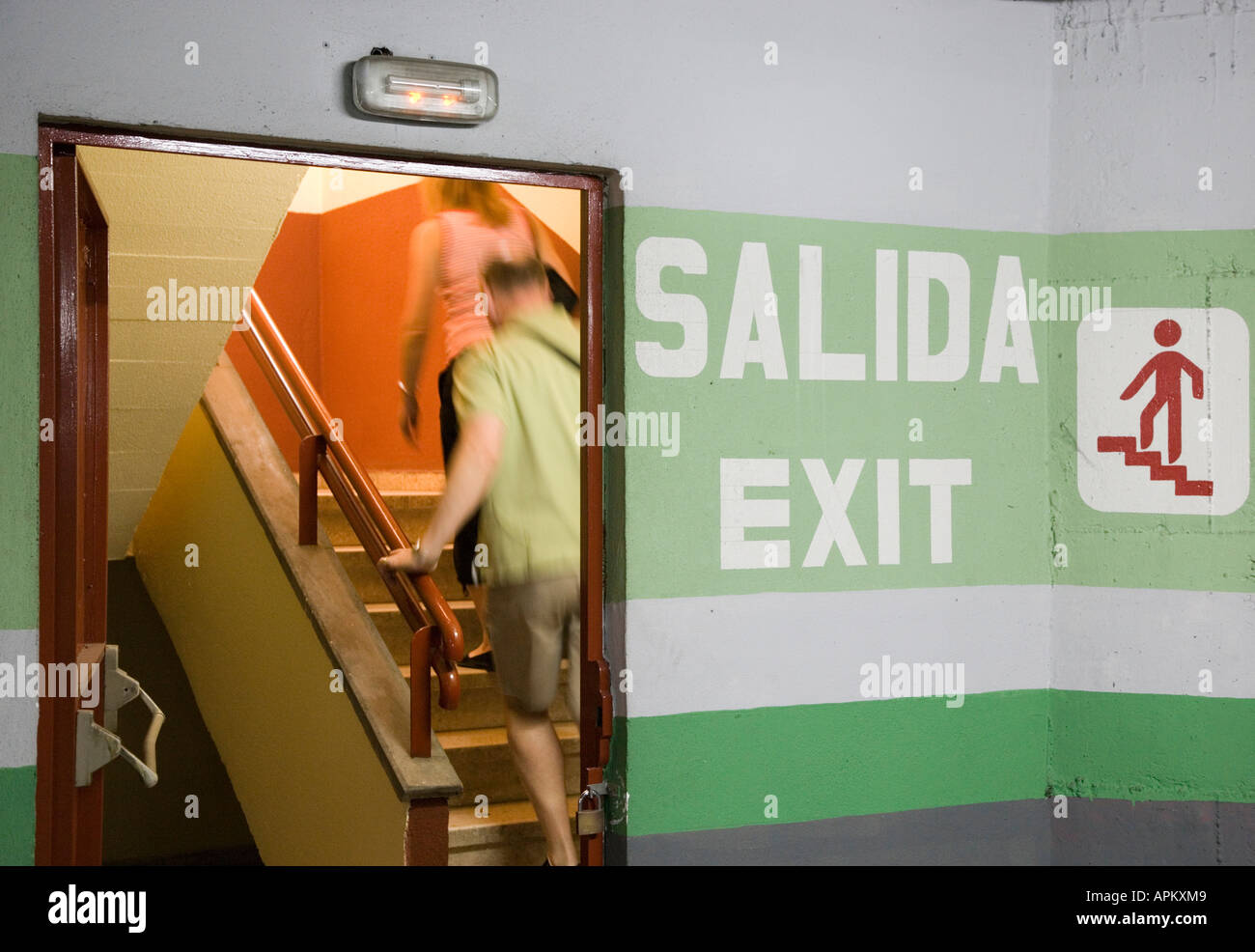 Exit sign in Spanish and English languages Stock Photo Alamy
