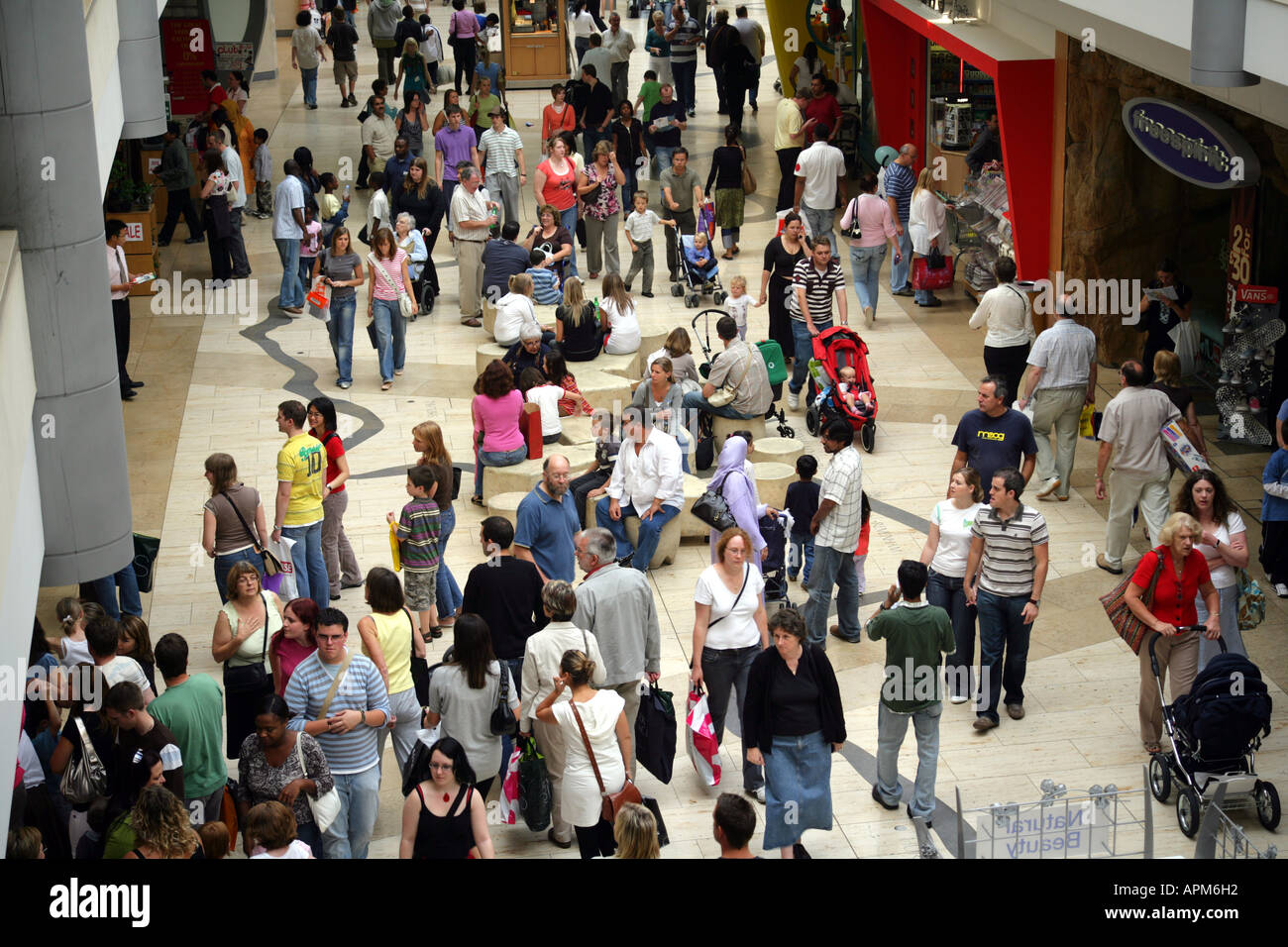 Shoppers, Bluewater shopping centre, Kent, England, UK. EDITORIAL USE ONLY Stock Photo