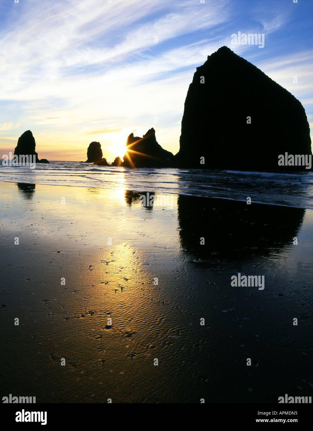 Sunset silhouettes cannon beach hi-res stock photography and images - Alamy