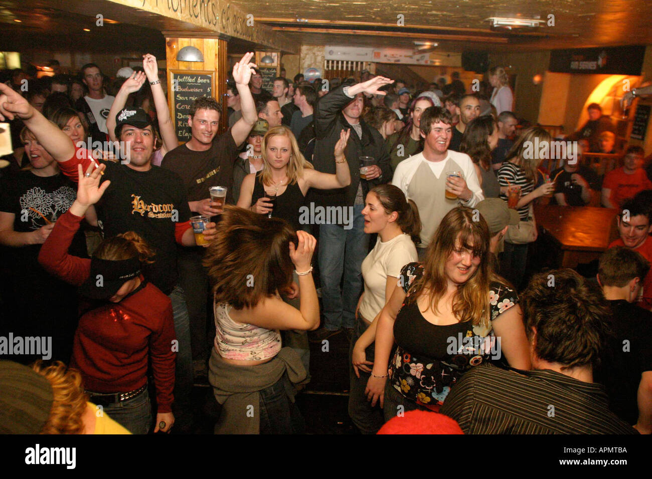 PEOPLE DANCING IN BAR APRES SKI MOUNTAIN RESORT Stock Photo