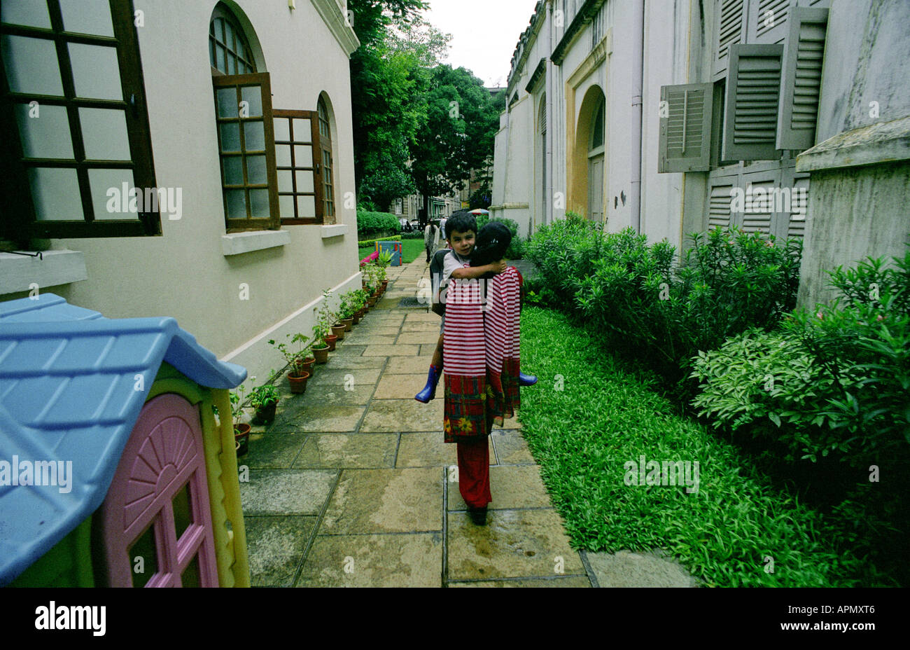 INDIA MUMBAI BOMBAY MOTHER WITH HER CHILD AT ST THOMAS CATHEDRAL SCHOOL Stock Photo