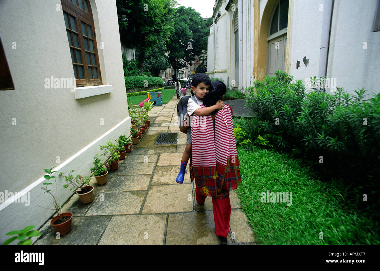 INDIA MUMBAI BOMBAY MOTHER WITH HER CHILD AT ST THOMAS CATHEDRAL SCHOOL Stock Photo