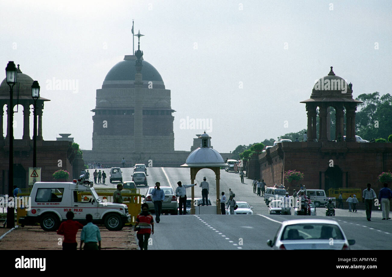 INDIA DELHI THE RAJPATH BETWEEN THE INDIA GATE AND THE RASHTRAPATI BHAVAN PRESIDENTS PALACE BOTH BY BY SIR EDWIN LUTYENS Stock Photo