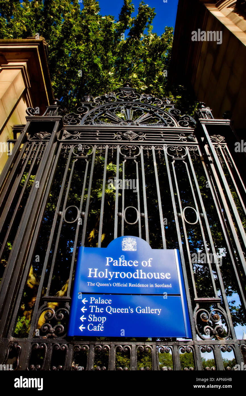 gates of holyrood palace Stock Photo Alamy
