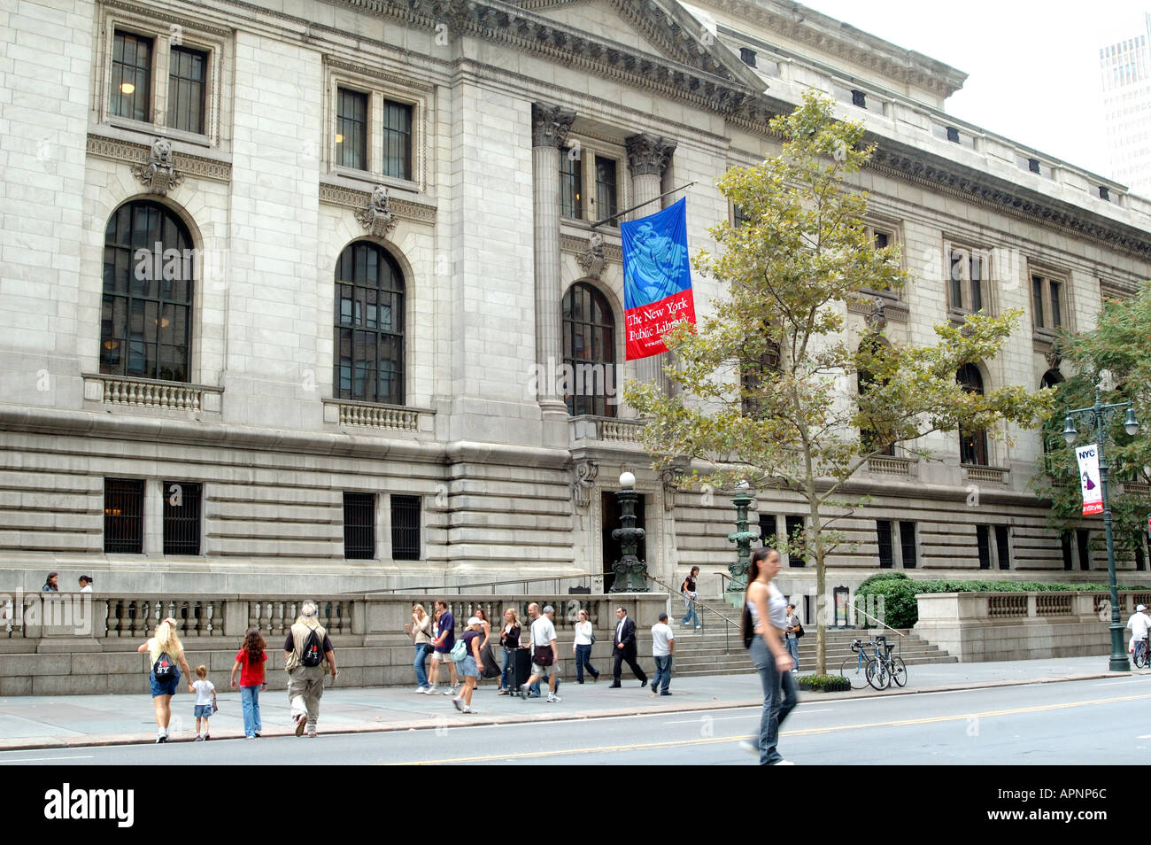 Public library exterior hi-res stock photography and images - Alamy