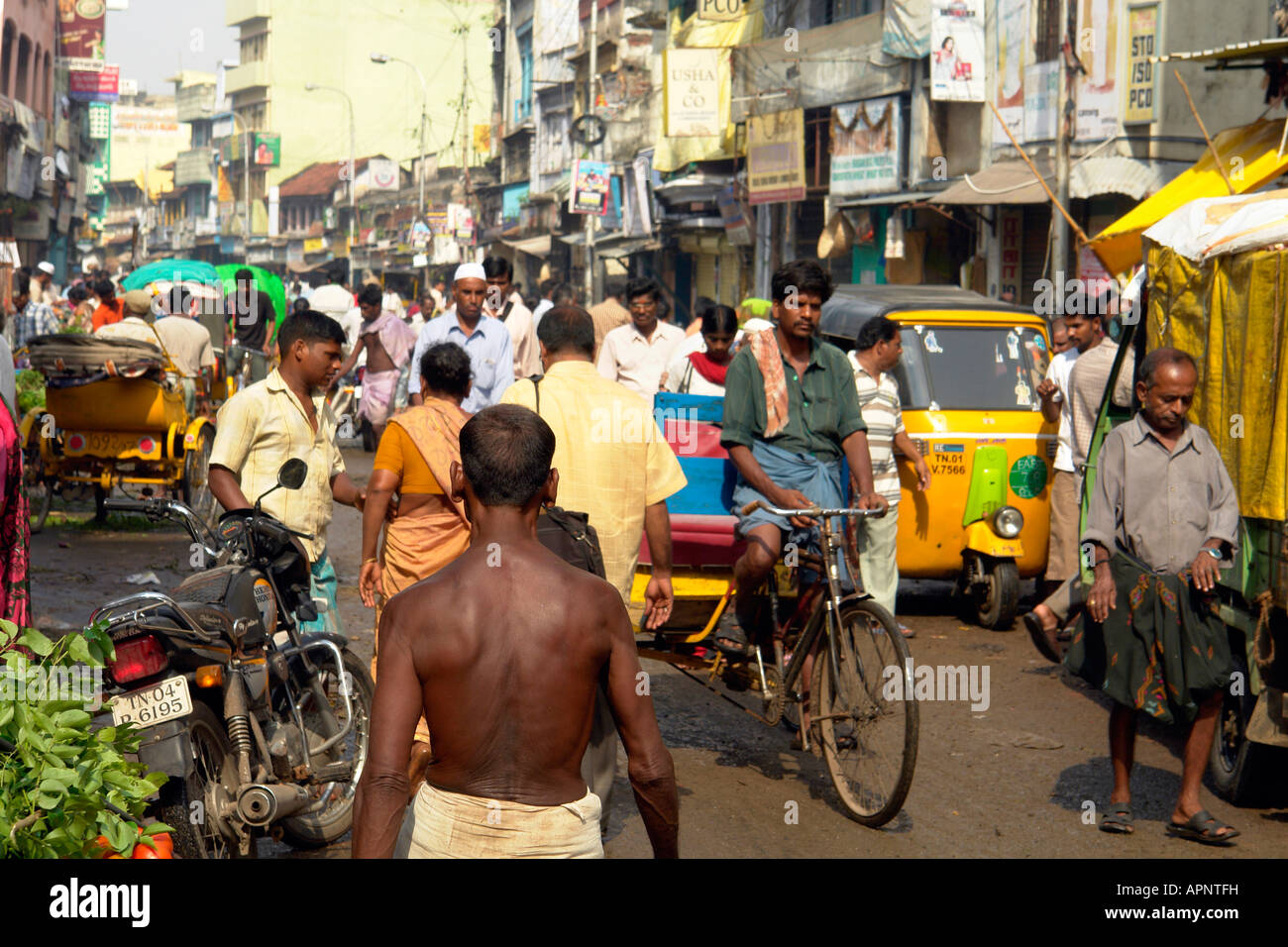 busy market street george town area of chennai Stock Photo - Alamy