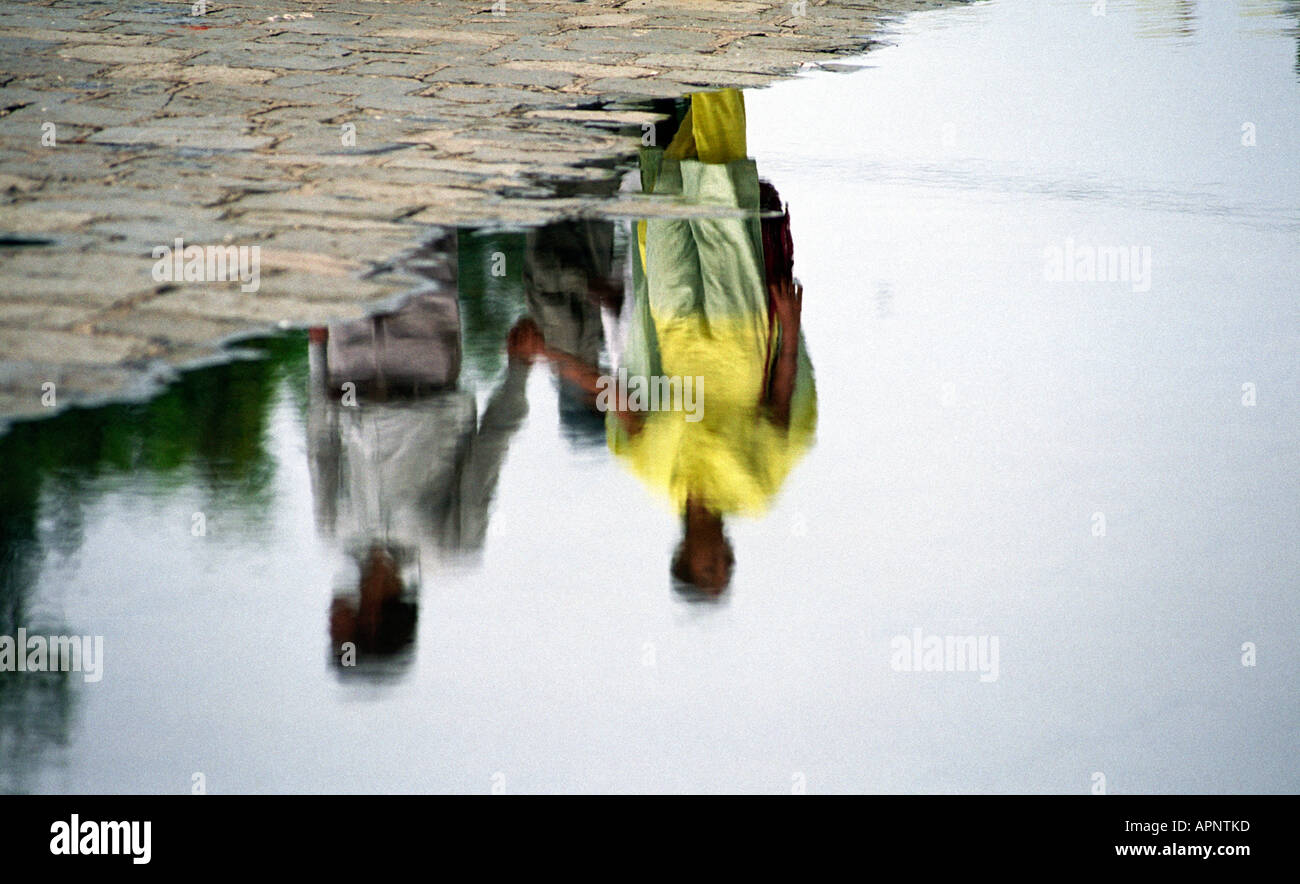 INDIA MUMBAI BOMBAY COLABA AREA AT INDIA GATE Stock Photo - Alamy