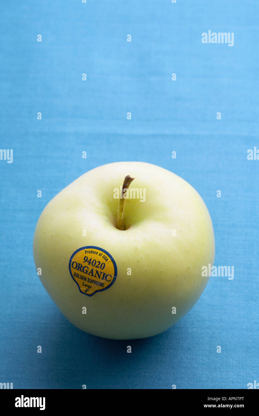 Single Green Apple Single organic green apple Stock Photo - Alamy