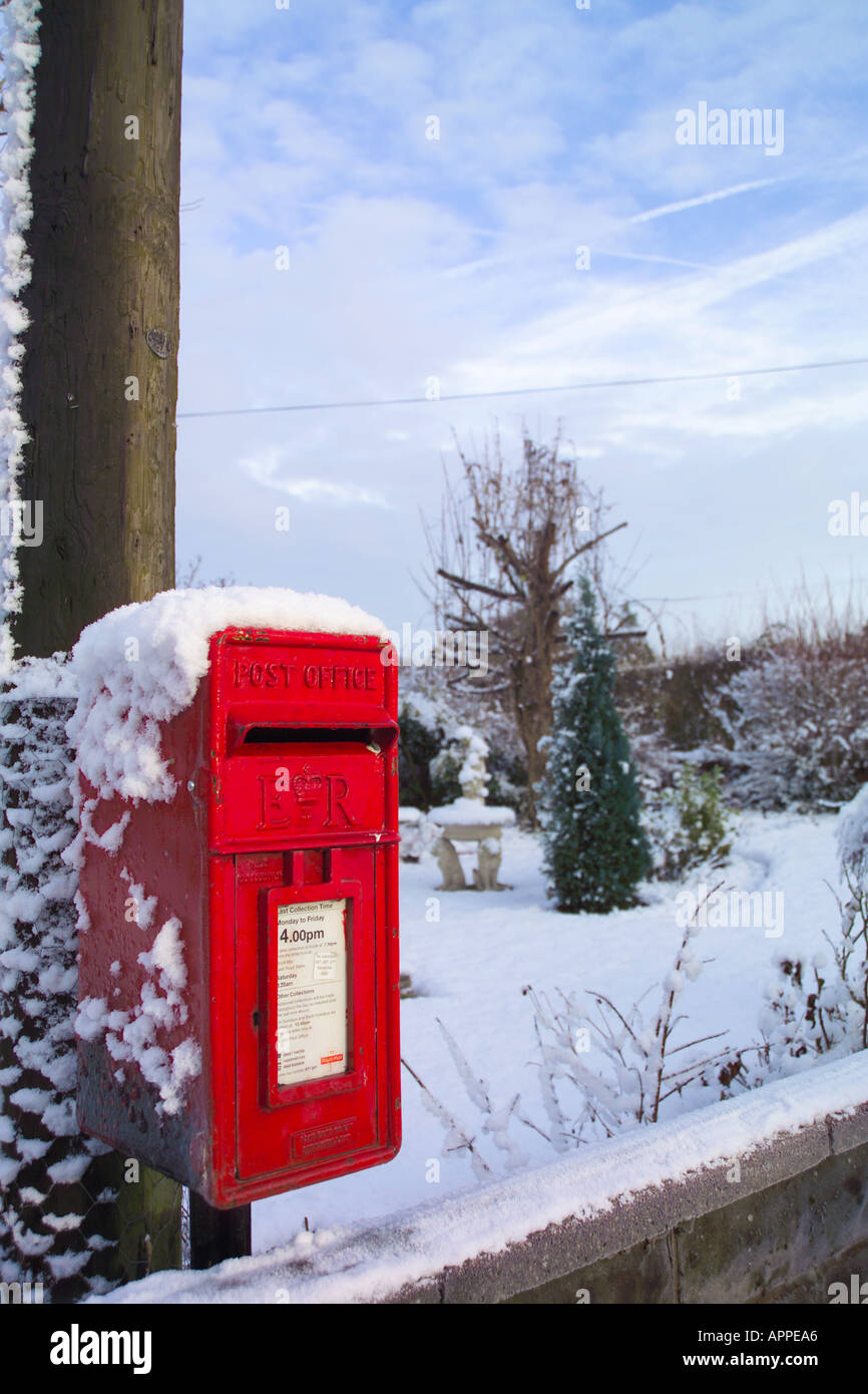 Post Box in the Snow mounted on a post Stock Photo - Alamy