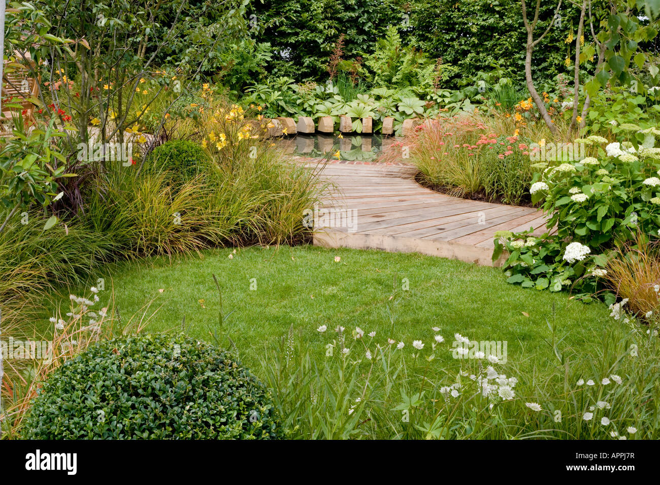 Contemporary city garden with circular lawn, boardwalk and pool Stock Photo