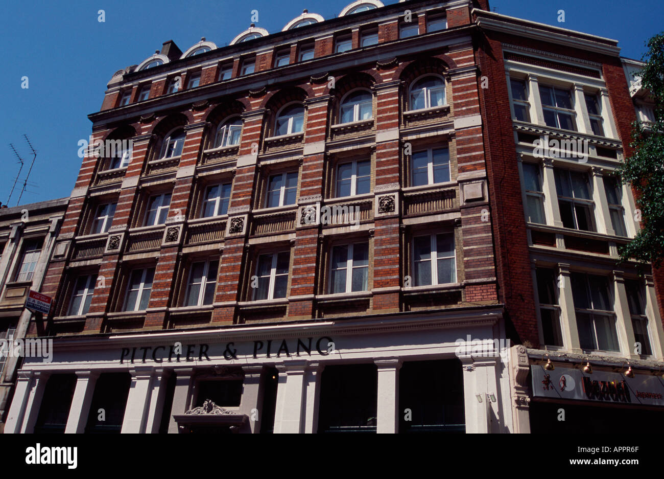 pitcher-and-piano-bar-london-wine-bar-outside-exterior-hi-res-stock