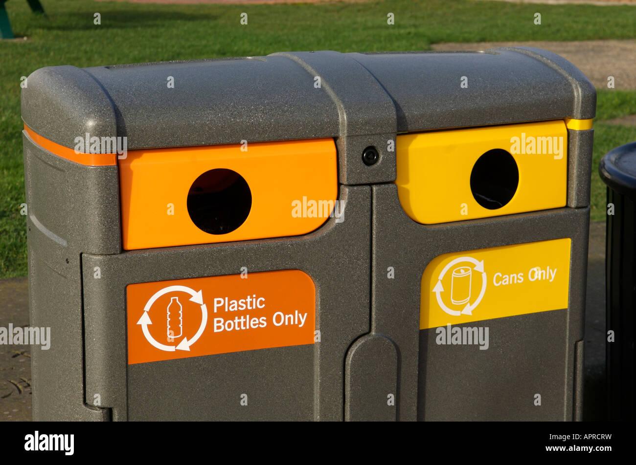 Yellow recycle bin hi-res stock photography and images - Alamy