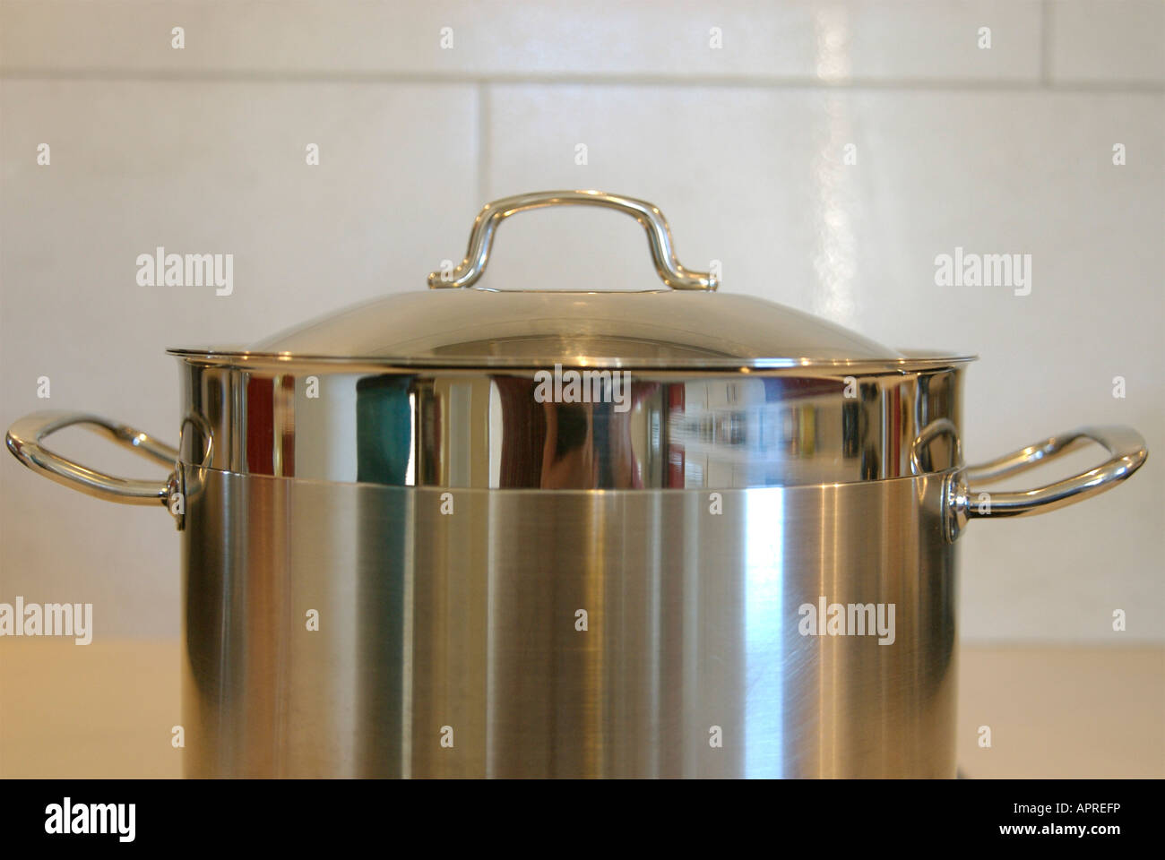 https://c8.alamy.com/comp/APREFP/kitchenware-cookware-silver-steel-modern-cooking-pot-stockpot-casserole-APREFP.jpg
