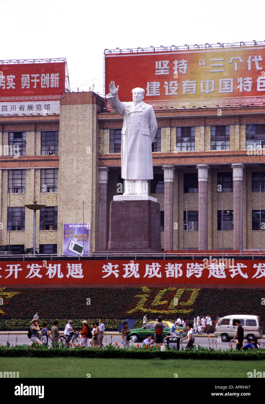 Statue Of Chairman Mao In Front Of The Exhibition Hall Chengdu Sichuan statue-of-chairman-mao-in-front-of-the-exhibition-hall-chengdu-sichuan