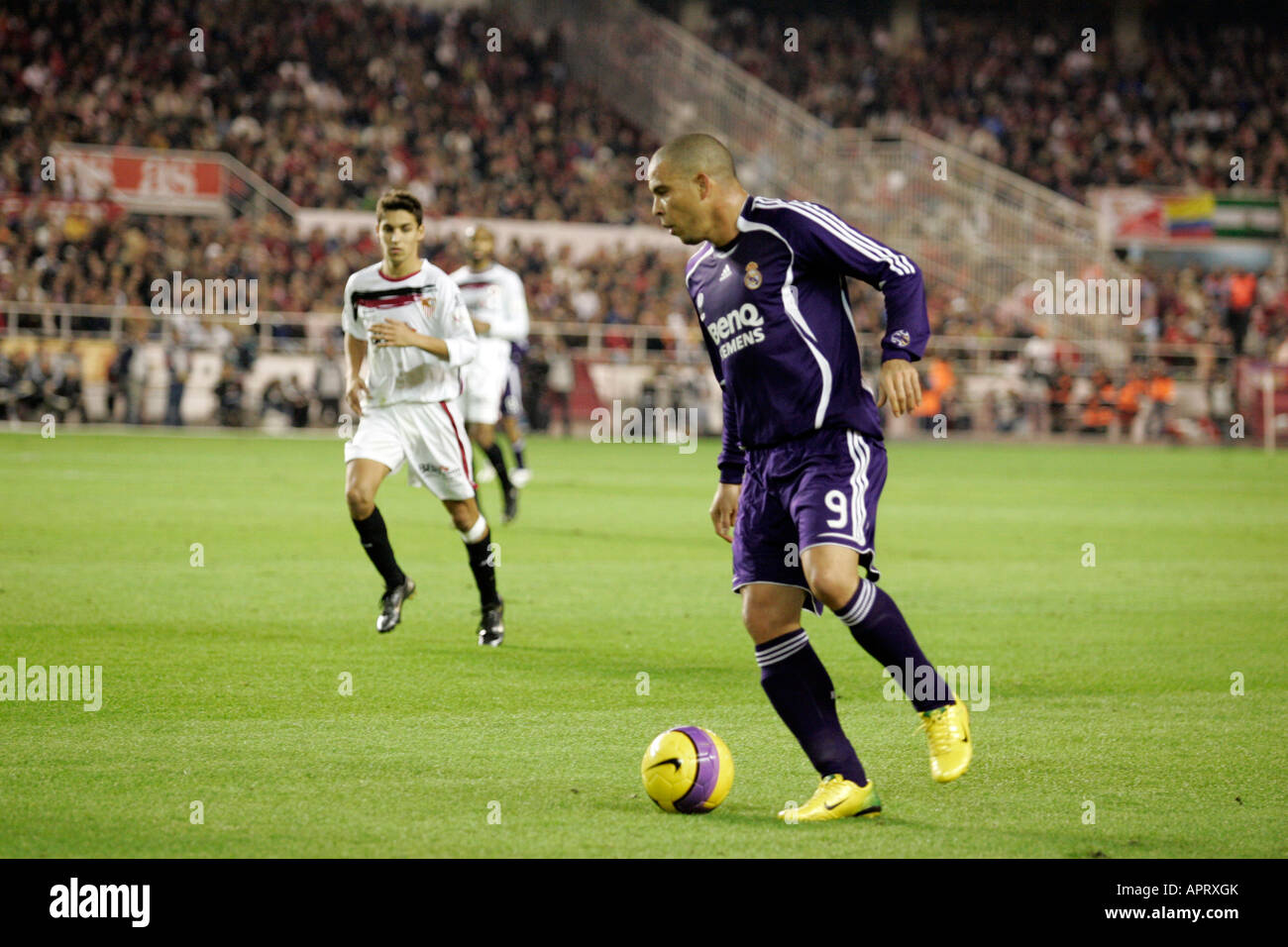 Dominic Rinaldo Ball Ronaldo with the ball Stock Photo - Alamy