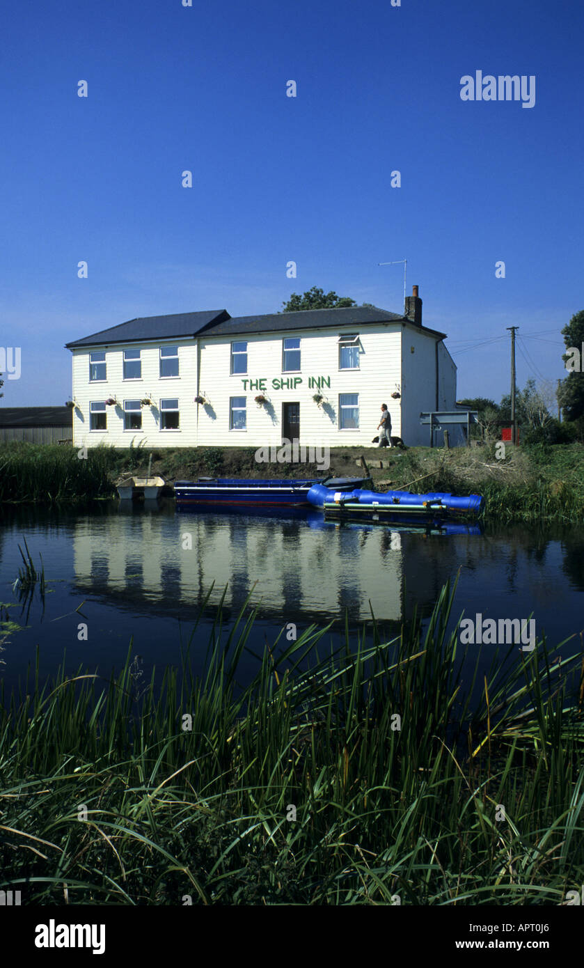 The Ship Inn and Old Bedford River, Purls Bridge, near Manea, Cambridgeshire, England, UK Stock
