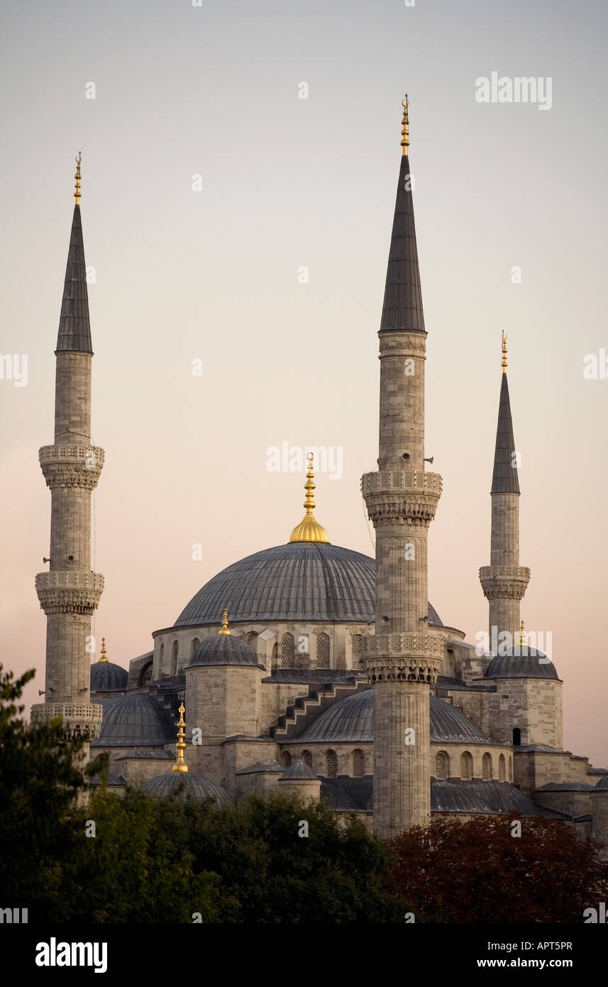 Blue Mosque, Sultan Ahmed Camii at sunset, Istanbul, Turkey Stock Photo ...