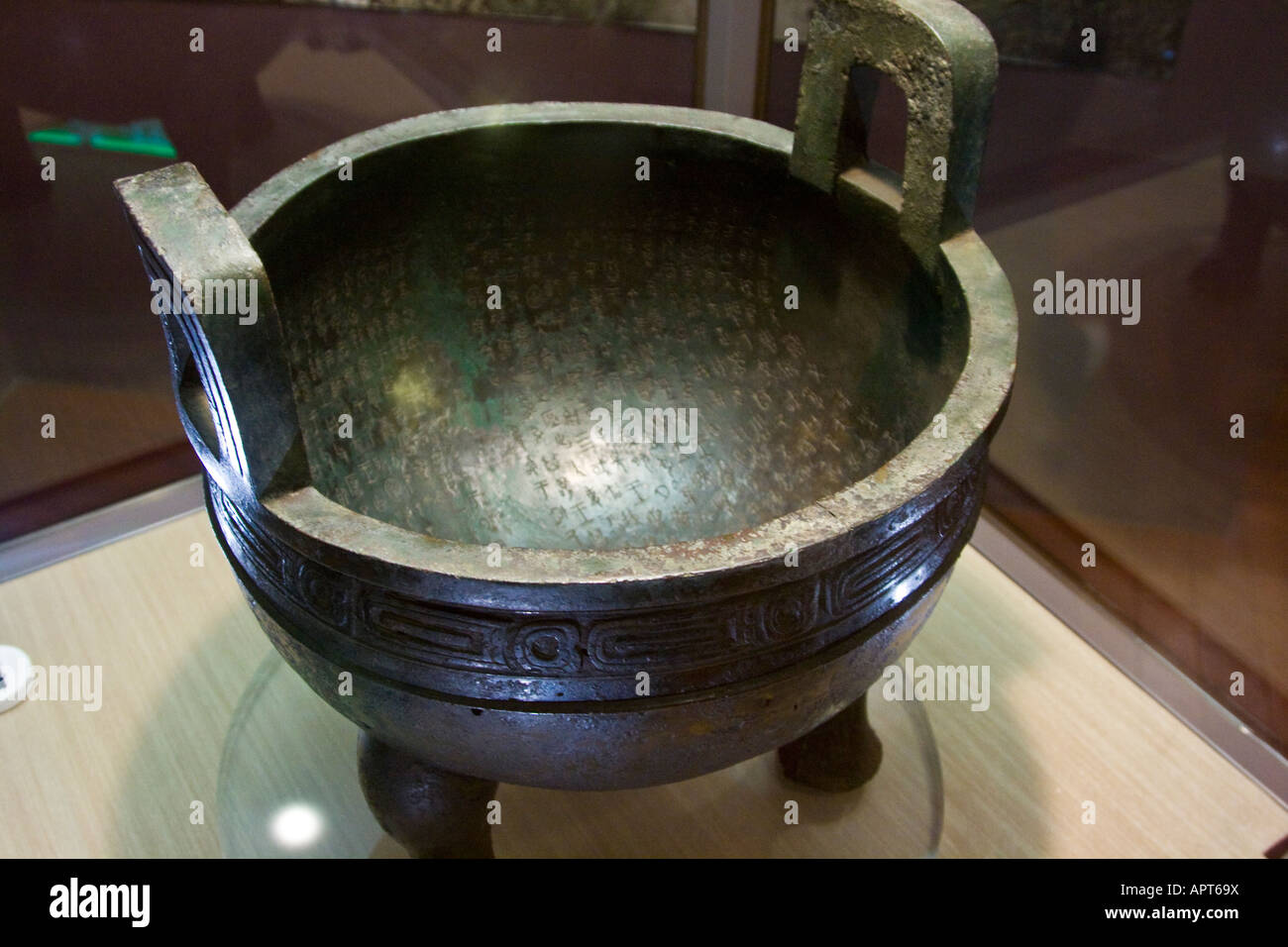 Bronze cauldron hi-res stock photography and images - Alamy