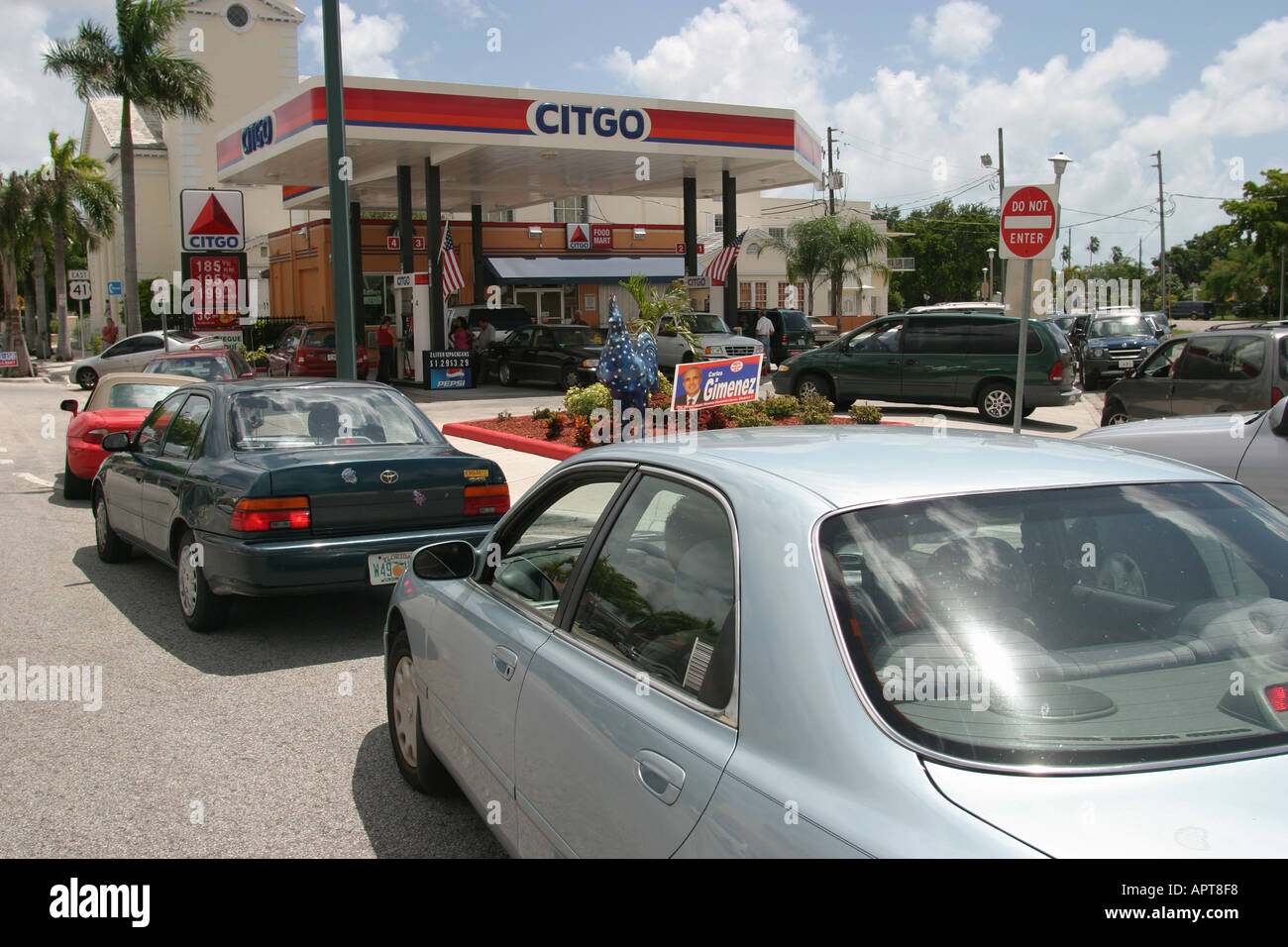 Miami Florida,Little Havana,Calle Ocho,Citgo,gas station,petrol,long lines,vehicles,weather,Hurricane Frances approaching,panic buying,visitors travel Stock Photo