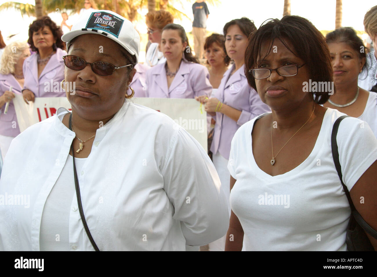 Crowd of domestic violence hi-res stock photography and images - Alamy