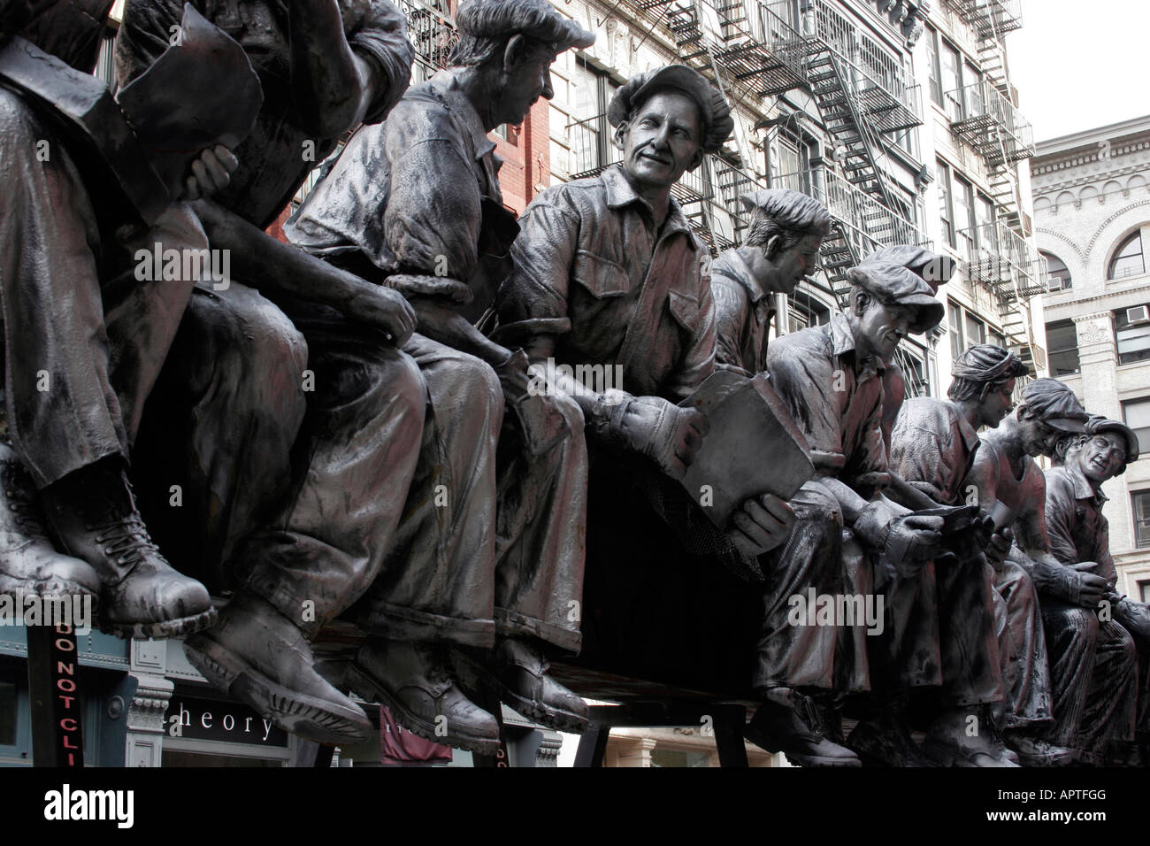 Scupltur Sergio Furnari's sculpture of the famous lunchtime atop a skyscraper Stock Photo