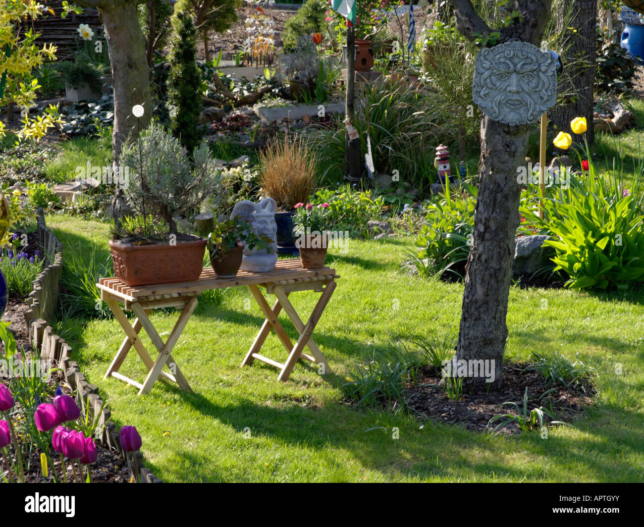 Garden plants borders hi-res stock photography and images - Alamy