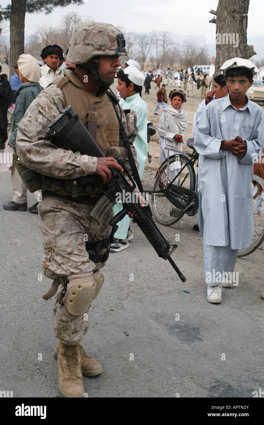 East Afghanistan January 2005 US Army troops based at Khost. Soldier on patrol outside mosque compound Stock Photo