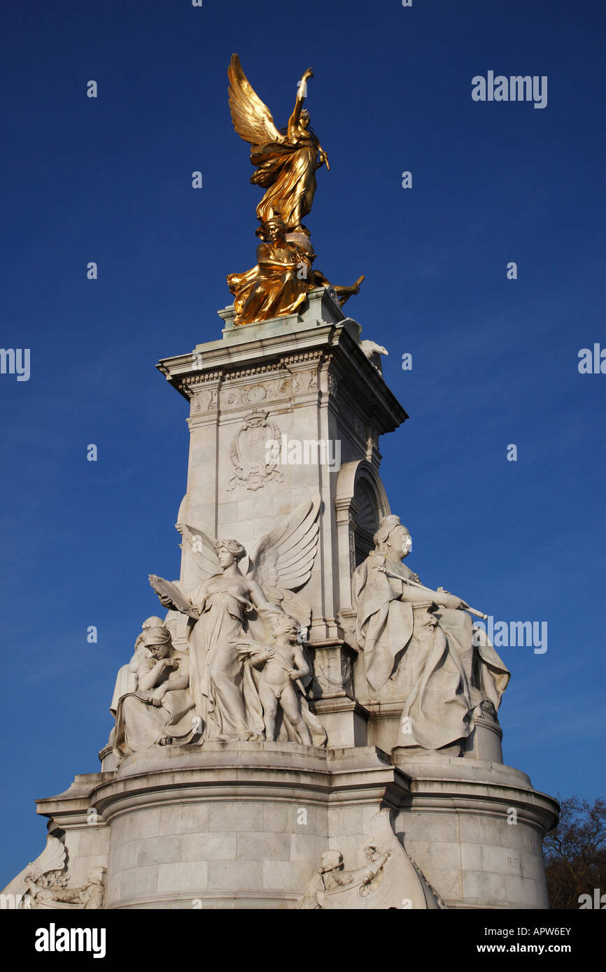 victoria memorial built by sculptor sir thomas brock 1911 a grade 1 listed building london england uk Stock Photo