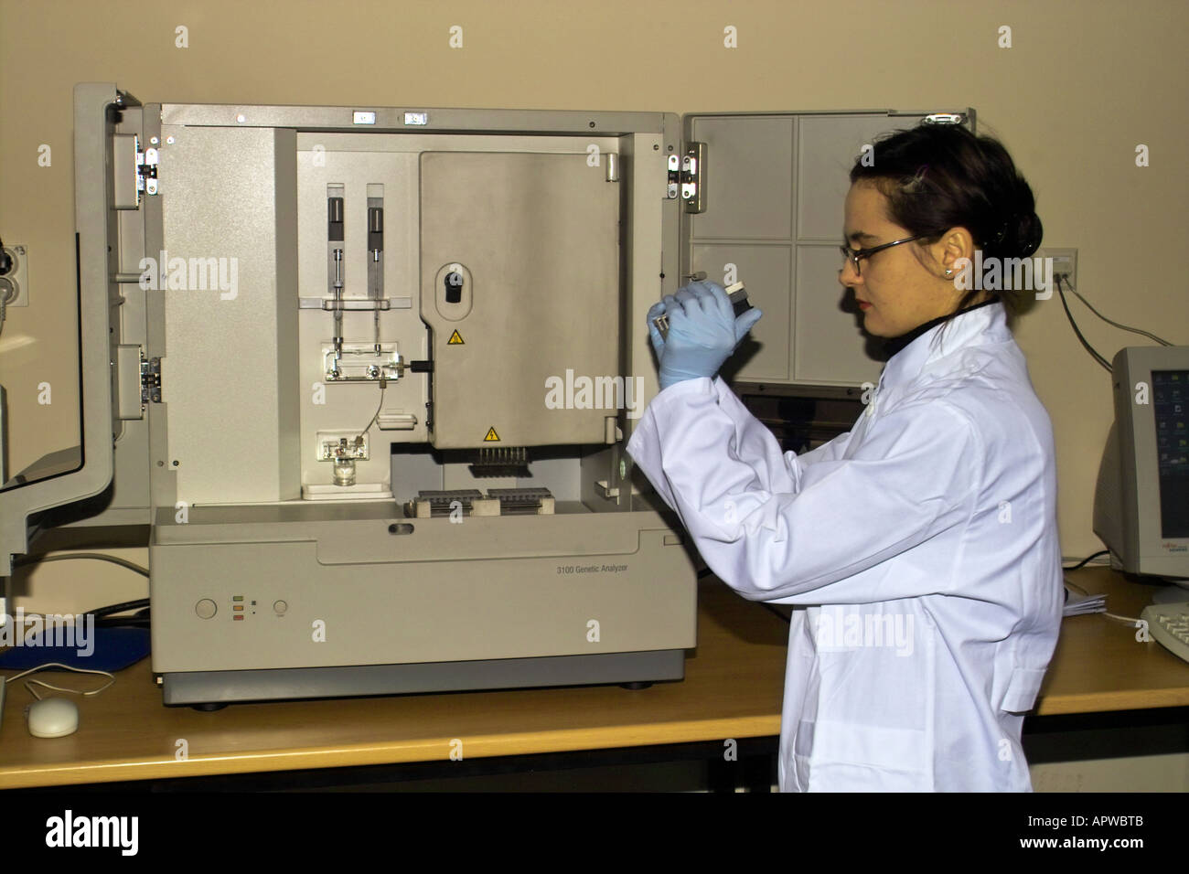 Analysing analysis dna sample hi-res stock photography and images - Alamy