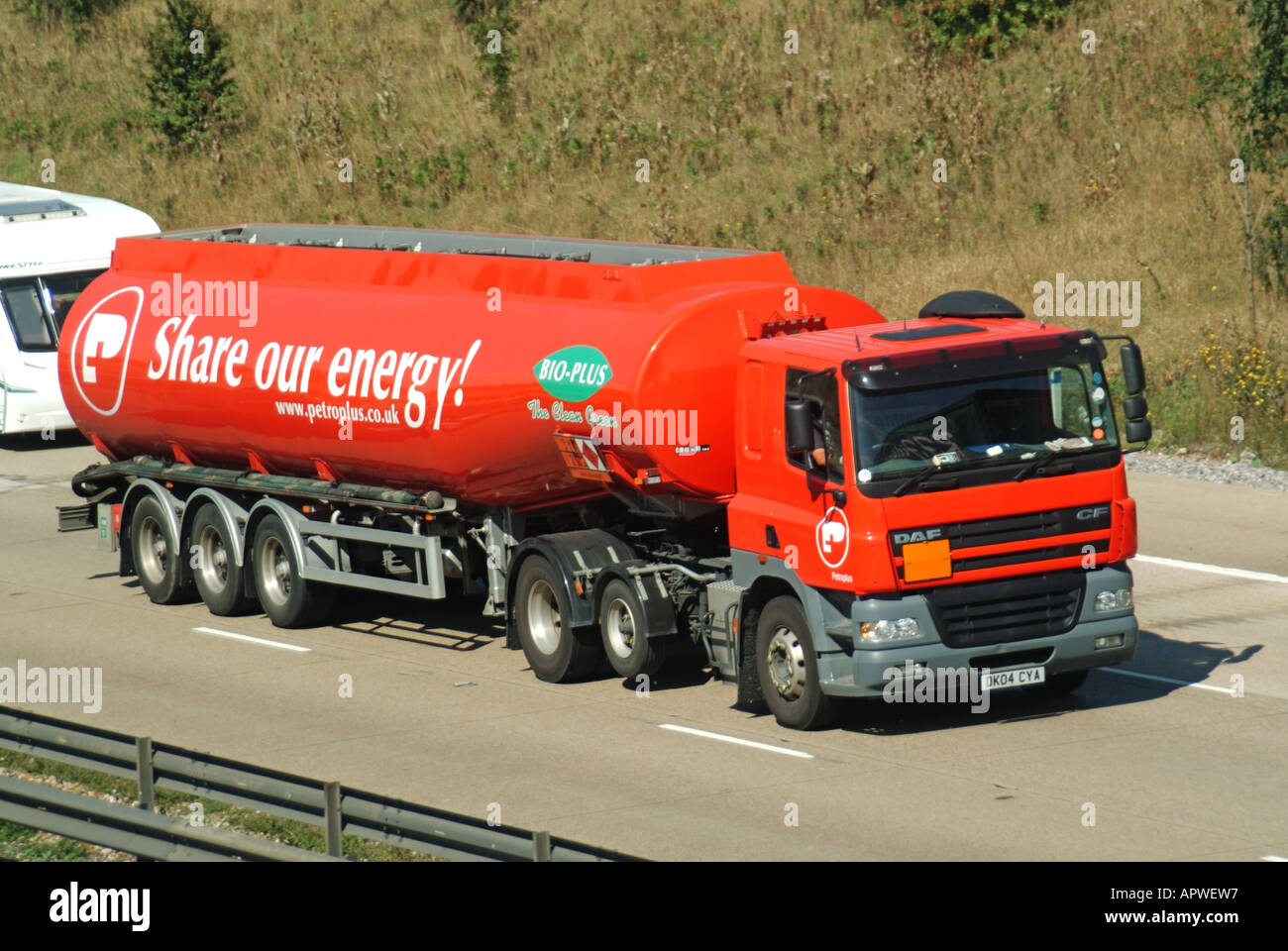 M25 motorway DAF Bio Plus fuel tanker lorry help reduce CO2 emissions