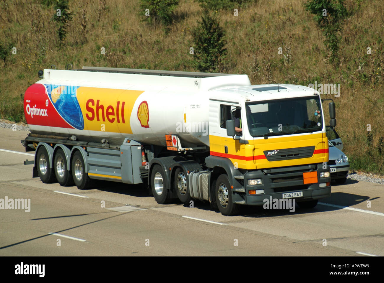 M25 motorway Shell fuel tanker ERF lorry tyre saving raised axle Stock