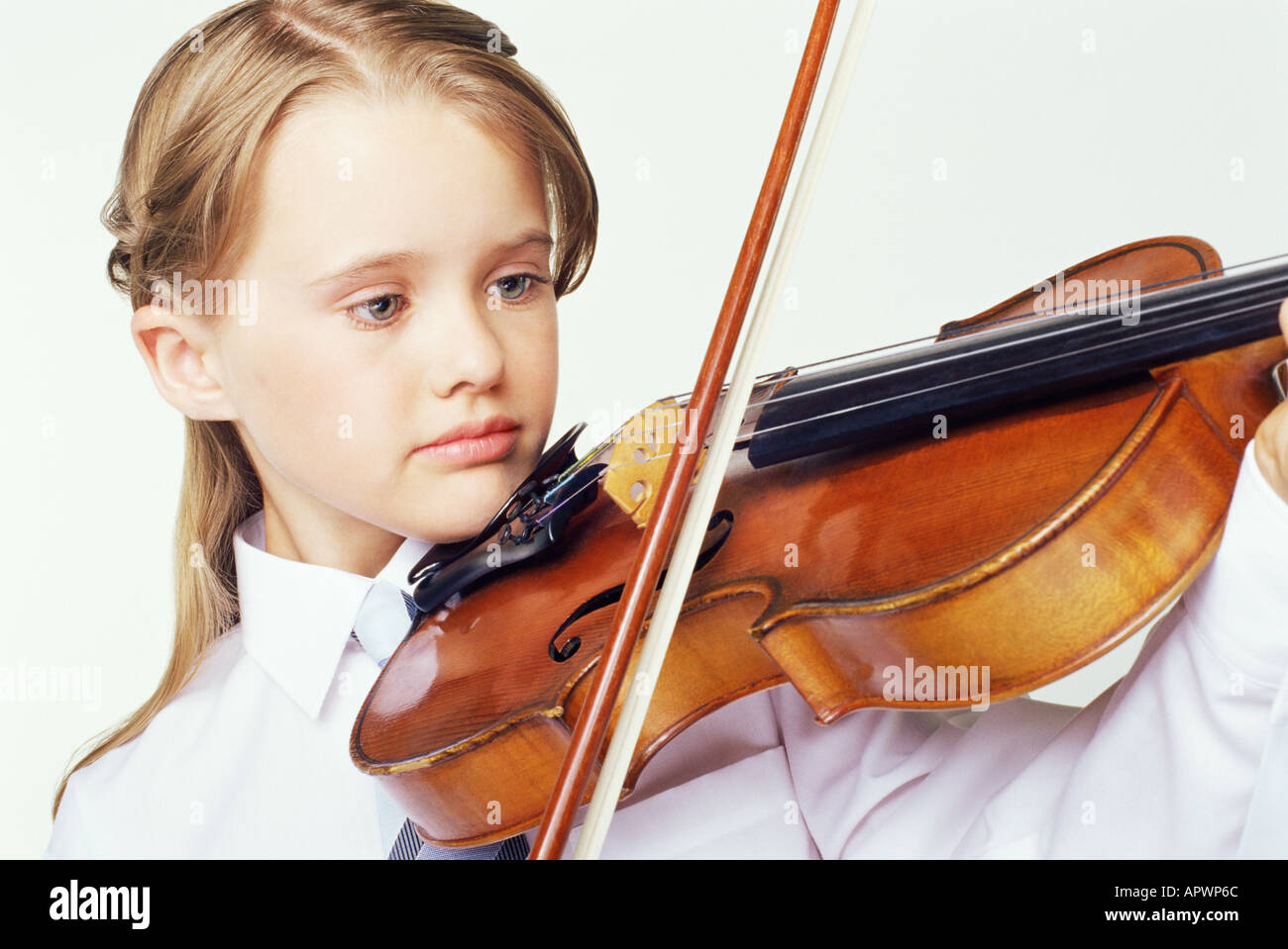 Girl playing the violin Stock Photo - Alamy
